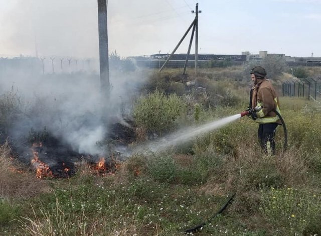 Протягом доби рятувальники Херсонщини ліквідували 6 пожеж на відкритих територіях, 2 з яких виникли через ворожі обстріли