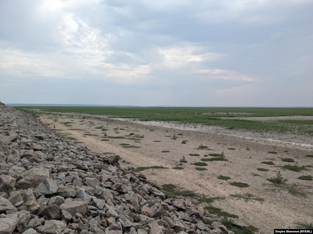 Так зараз виглядає територія, яка раніше була під водою Каховського водосховища. Дно висохло і поволі заростає травою.&nbsp; Серпень 2023 року Російська армія захопила Каховську ГЕС і взяла під свій контроль греблю Каховського водосховища на початку широкомасштабного вторгнення в Україну. Окупанти замінували Каховську ГЕС, про що повідомляли її працівники.