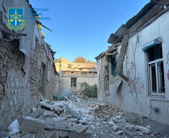 Херсонська ОВА показала наслідки нічного обстрілу обласного центру
