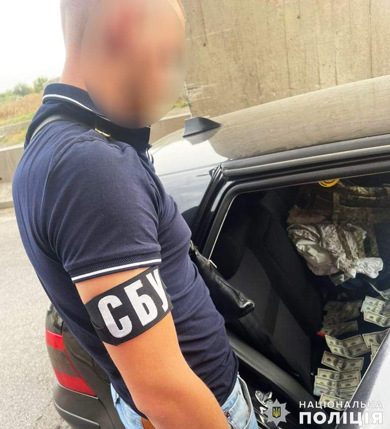 $4,5 тис. за зняття із військового обліку – миколаївські поліцейські затримали посередника та керівника одного з ТЦК Херсону на хабарі (ФОТО) 4 $4,5 тис. за зняття із військового обліку – миколаївські поліцейські затримали посередника та керівника одного з ТЦК Херсону на хабарі (ФОТО) 3