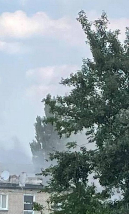 Над окупованими Олешками - дим: місцеві жителі інформують про детонацію ворожого БК у промзоні