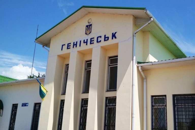 У Генічеську на російських “виборах” проголосували більше людей, ніж їх фізично є