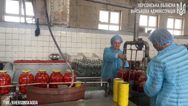 Консервний завод у Посад-Покровському відновив роботу