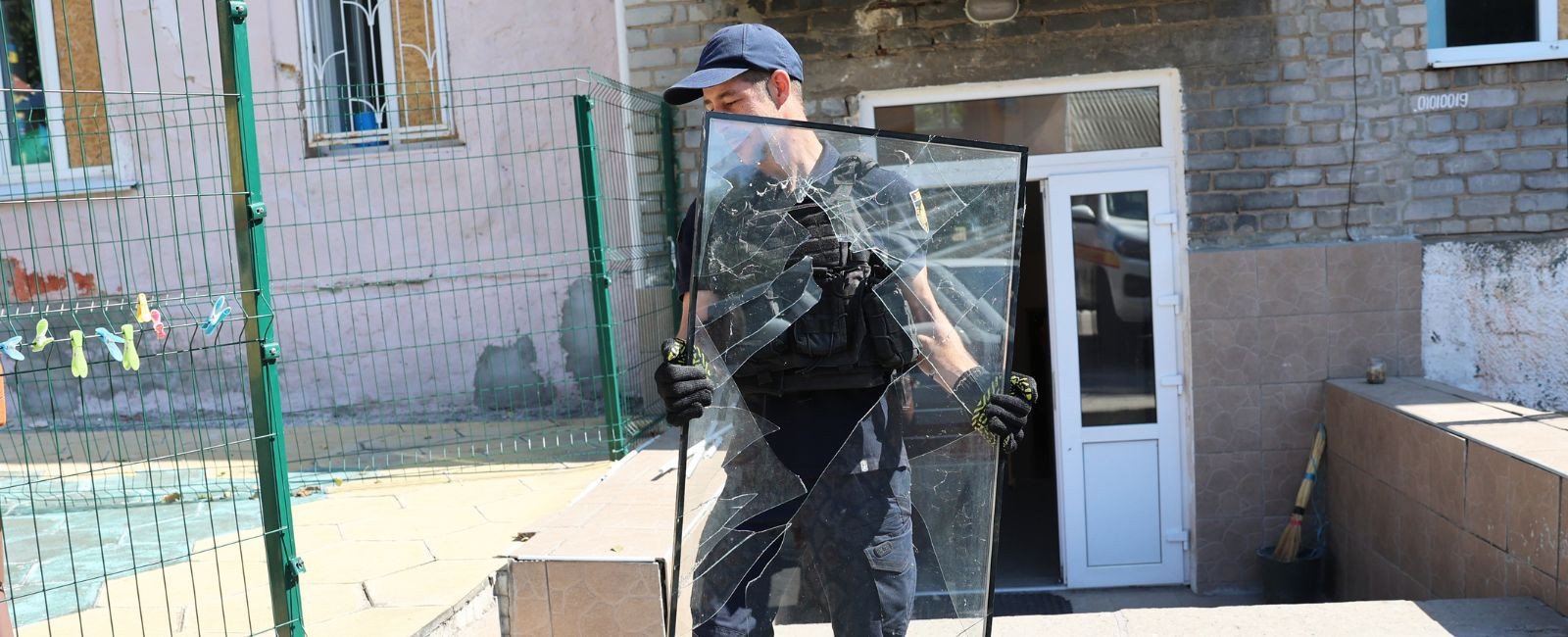Працівники ХОКАРС лагодять понад 200 вікон за день через посилення обстрілів Херсона, – Максим Курчик