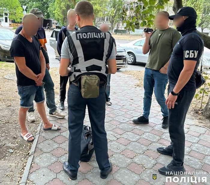 $4,5 тис. за зняття із військового обліку – миколаївські поліцейські затримали посередника та керівника одного з ТЦК Херсону на хабарі (ФОТО) 6 $4,5 тис. за зняття із військового обліку – миколаївські поліцейські затримали посередника та керівника одного з ТЦК Херсону на хабарі (ФОТО) 5