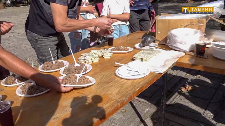 В окупованому Скадовську людей заманюють на виборчі дільниці кашею і кавунами