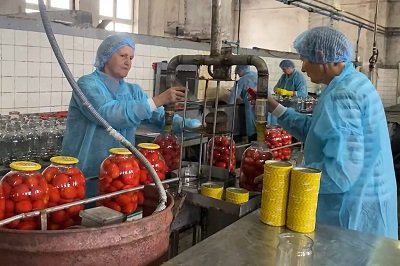 Консервний завод у Посад-Покровському працює