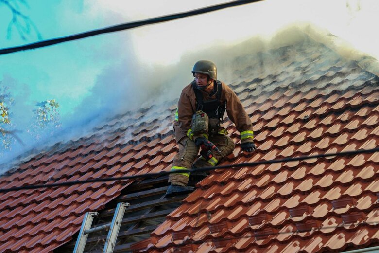 Ранковий удар по Херсону: спалахнула пожежа у двоповерхівці 02 Ранковий удар по Херсону: спалахнула пожежа у двоповерхівці 02
