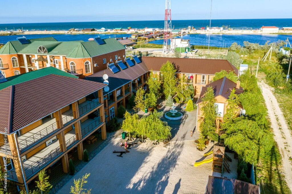 Окупанти відкрили так званий “арбітражний суд” у захопленій будівлі пансіонату в Генічеську