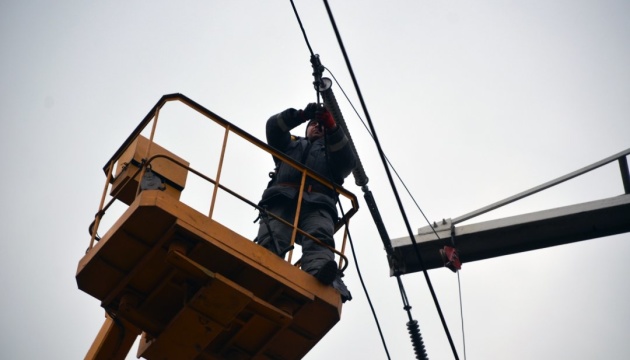 У Херсоні повернули світло ще у вісім багатоповерхівок
