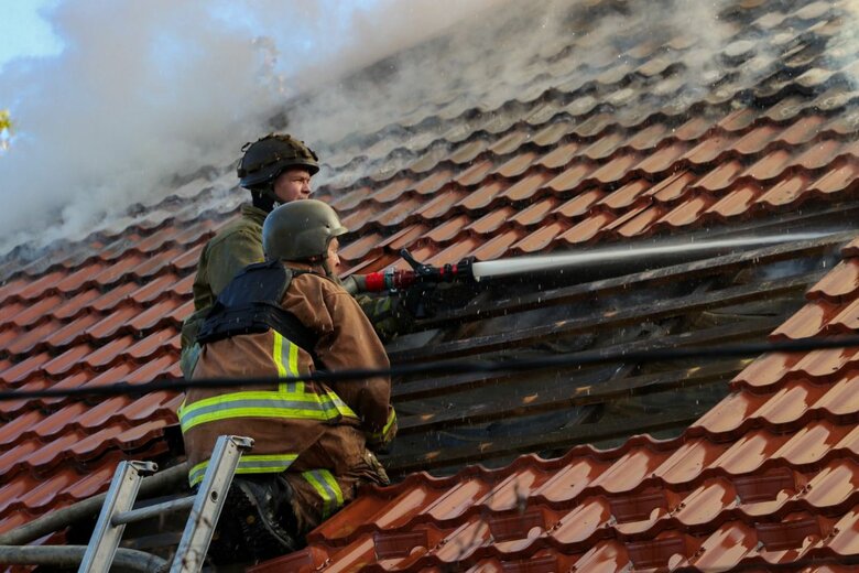 Ранковий удар по Херсону: спалахнула пожежа у двоповерхівці 04 Ранковий удар по Херсону: спалахнула пожежа у двоповерхівці 04