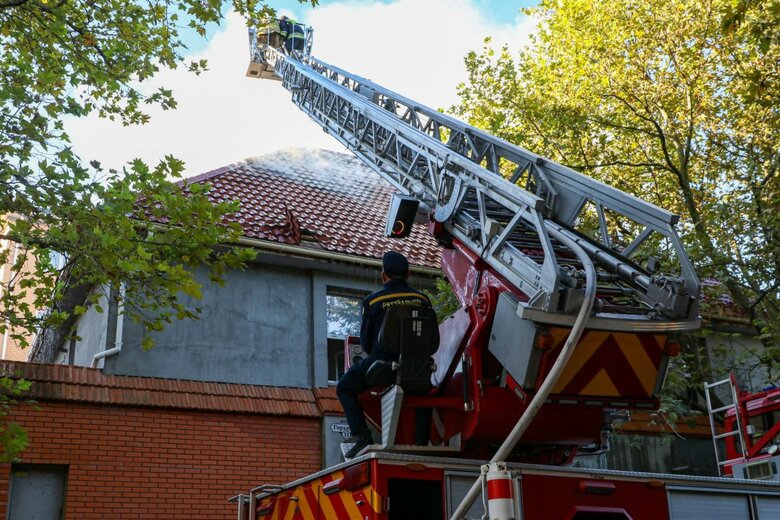 Ранковий удар по Херсону: спалахнула пожежа у двоповерхівці