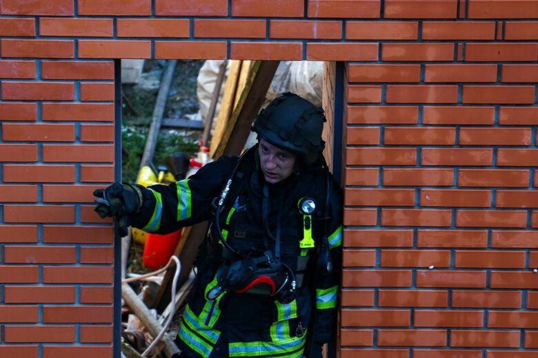Ранковий удар по Херсону: спалахнула пожежа у двоповерхівці 03 Ранковий удар по Херсону: спалахнула пожежа у двоповерхівці 03