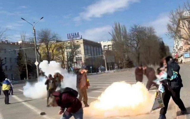 Силові розгони окупантами учасників мирних акцій протесту у Херсоні - судитимуть 14 військовослужбовців рф, серед яких командири вищого офіцерського складу