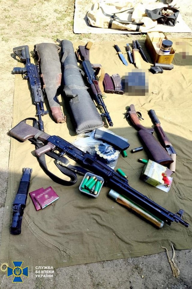 СБУ блокувала два канали підпільного продажу зброї, через які російські автомати та вибухівка потрапляли до рук криміналітету