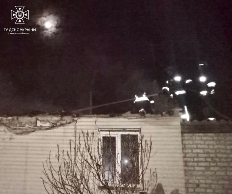 Через ворожі обстріли у Херсоні здійнялося 10 пожеж, - ДСНС 03 Через ворожі обстріли у Херсоні здійнялося 10 пожеж, - ДСНС 03