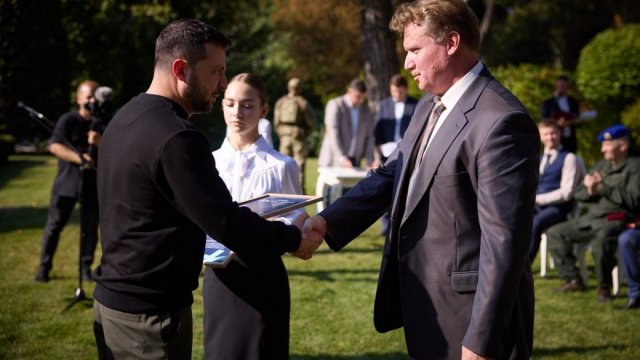 До дня вчителя завідувач кафедри фізики Херсонського ліцею отримав нагороду від Президента України