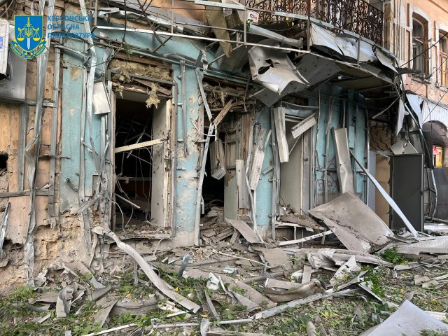 Окупанти знов обстрілюють Херсон. Жителів міста закликають не виходити на вулицю