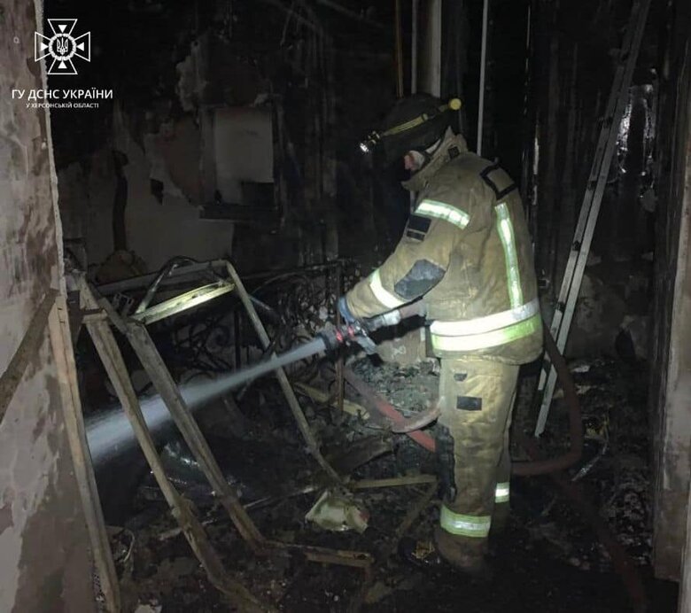 Через ворожі обстріли у Херсоні здійнялося 10 пожеж, - ДСНС 02 Через ворожі обстріли у Херсоні здійнялося 10 пожеж, - ДСНС 02