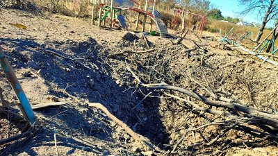 Вибуховий пристрій окупанти скинули на службовий автомобіль поліції у Бериславі Вибуховий пристрій окупанти скинули на службовий автомобіль поліції у Бериславі