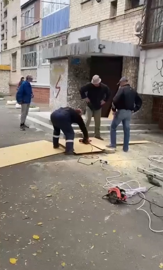 Херсонська обласна комунальна аварійно-рятувальна служба допомагає херсонцям замінити вибиті вікна