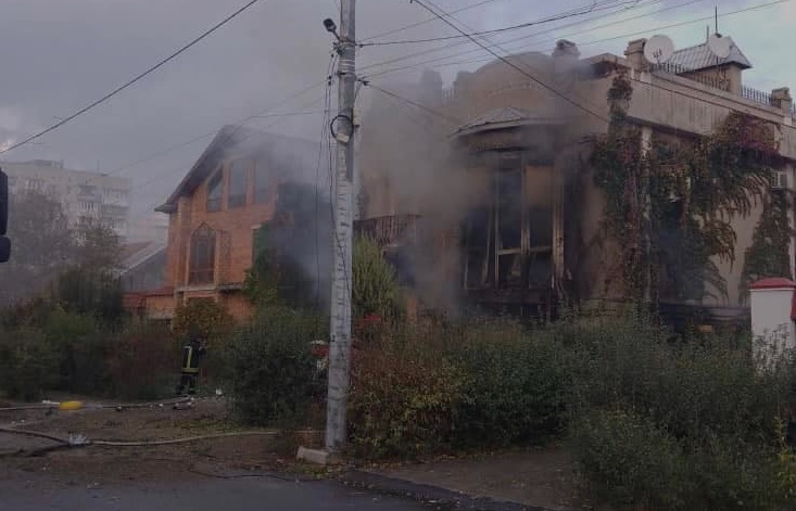 Війська РФ обстріляли Херсон у річницю його звільнення: загинув чоловік, поранені три жінки