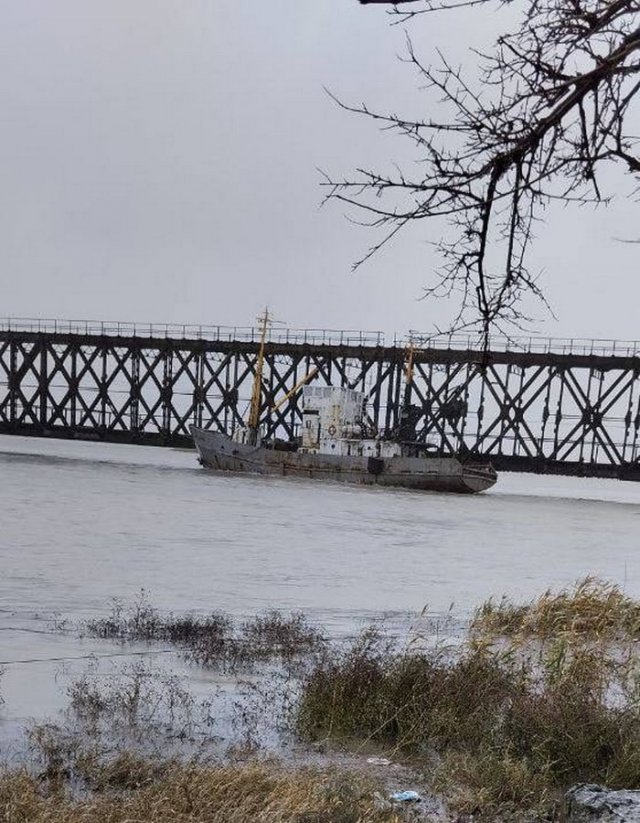 Окупанти повідомляють, що в Генічеську корабель врізався в міст
