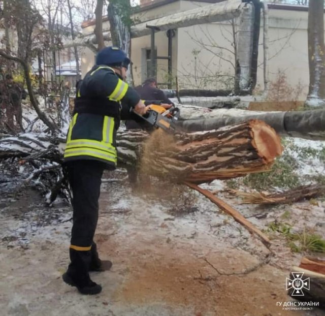 Рятувальники Херсонщини ліквідовують наслідки негоди