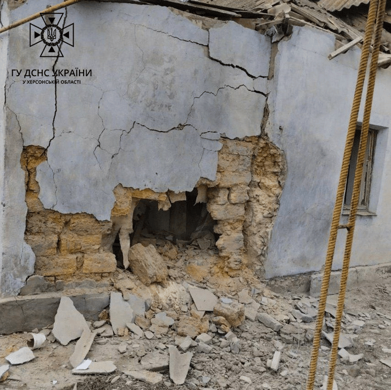 Є загиблий та поранені — МВС показало фото наслідків обстрілу Херсонщини