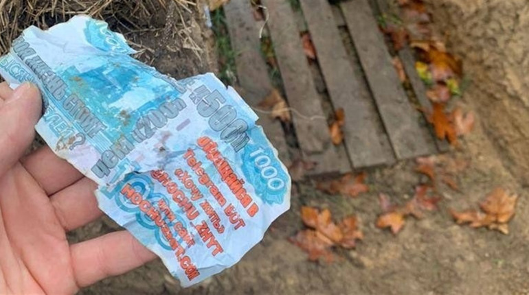 Російські військові на лівобережжі Херсонщини отримали «вітальні» листівки від українців