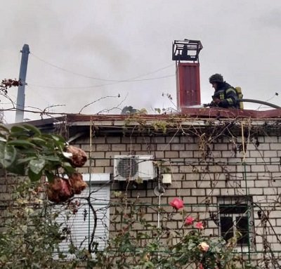 Пожежу після обстрілу в Херсоні гасили 10 рятувальників