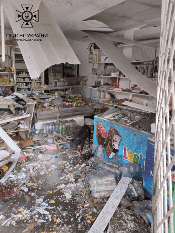 Є загиблий та поранені — МВС показало фото наслідків обстрілу Херсонщини