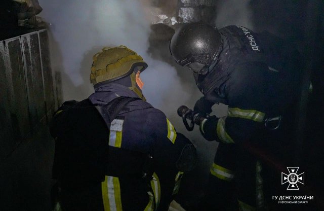 Херсонські рятувальники продовжують боротися з наслідками ворожих обстрілів