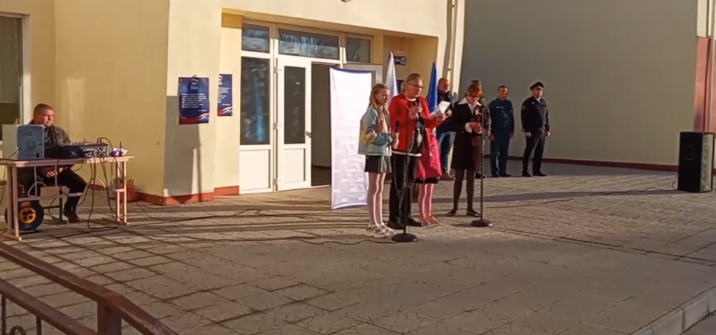 Колаборантка Вікторія Єзюкинська виступає на лінійці в Костянтинівській школі, 7 листопада 2023 року. Скріншот відео