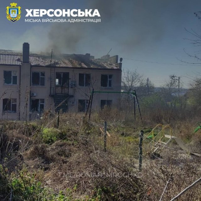 Рашисти обстріляли Антонівський округ на Херсонщині: Біля адмінбудівлі прилетіло близько 15 снарядів