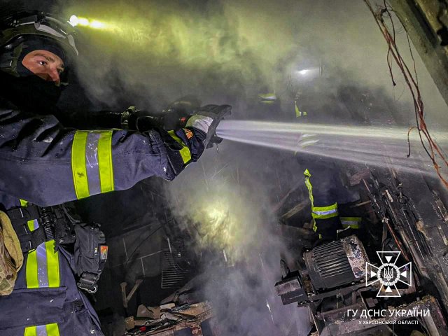 Херсонські рятувальники продовжують боротьбу з наслідками ворожих обстрілів
