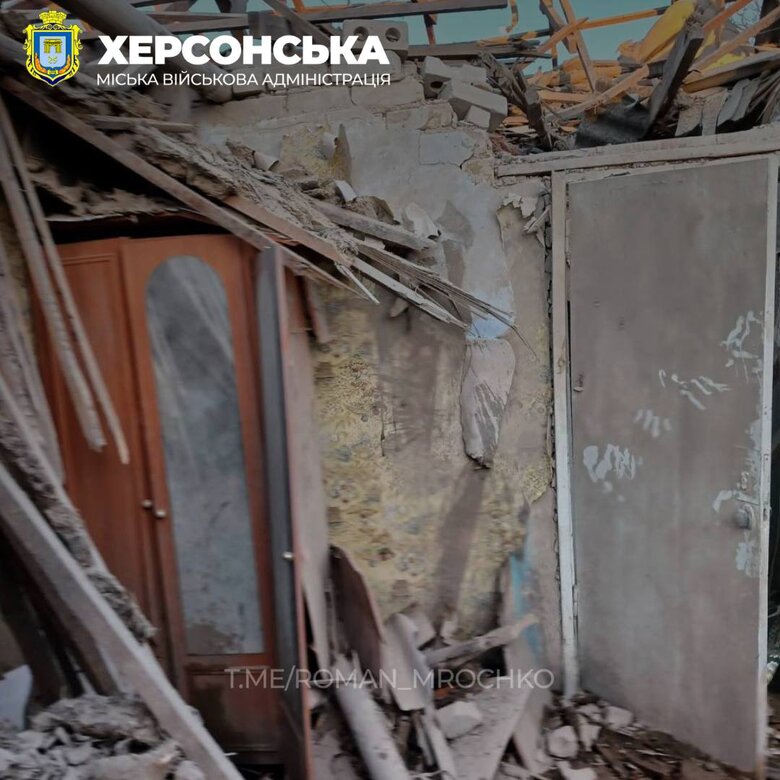 Росіяни обстріляли Херсонську міську тергромаду: зафіксовано влучання в інфраструктурний об’єкт та приватні будинки 02 Росіяни обстріляли Херсонську міську тергромаду: зафіксовано влучання в інфраструктурний об’єкт та приватні будинки 02