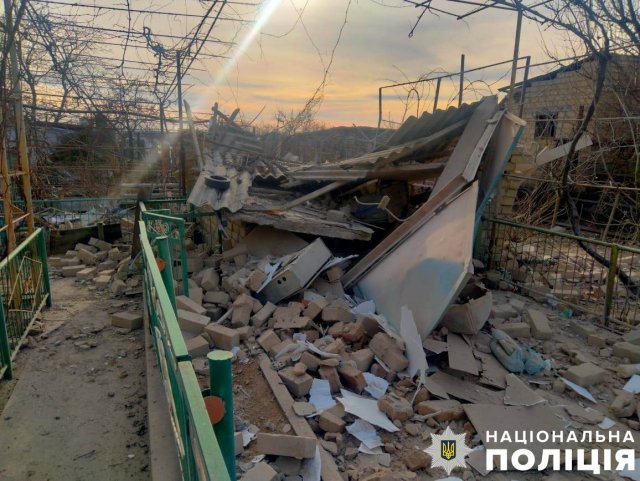 На Херсонщині поліція фіксує наслідки російських ударів по навчальних закладах та житлових будинках