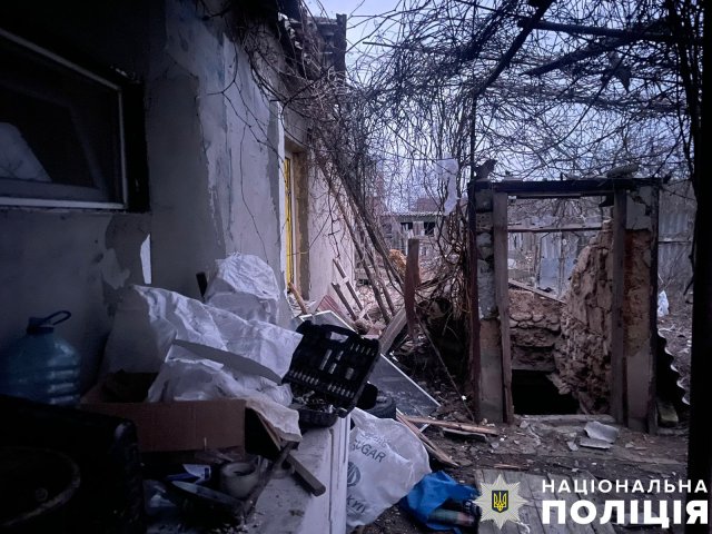 На Херсонщині внаслідок російських атак одна людина загинула та сім поранено, серед них п’ятеро поліцейських