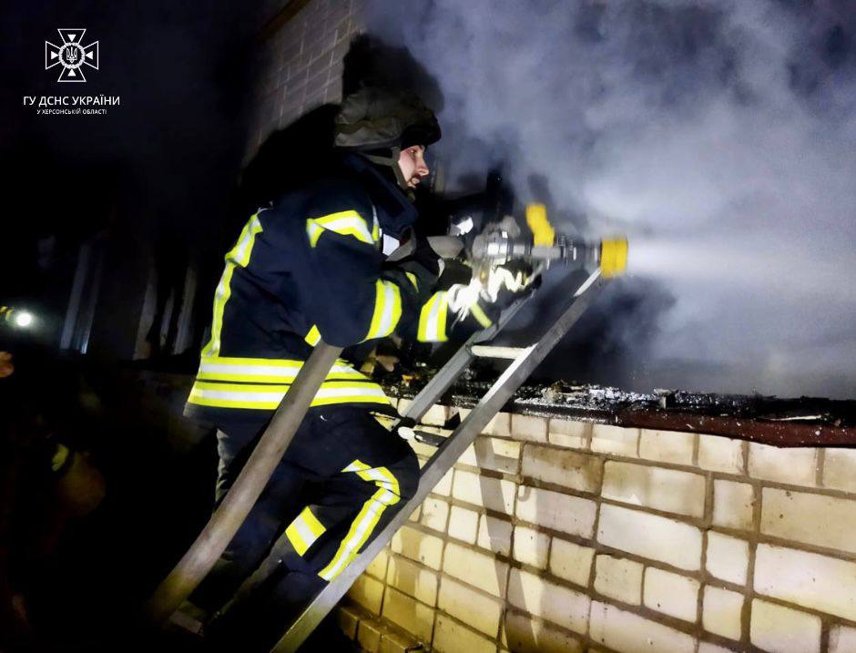 Через масований ворожий обстріл на Херсонщині загорівся багатоквартирний житловий будинок