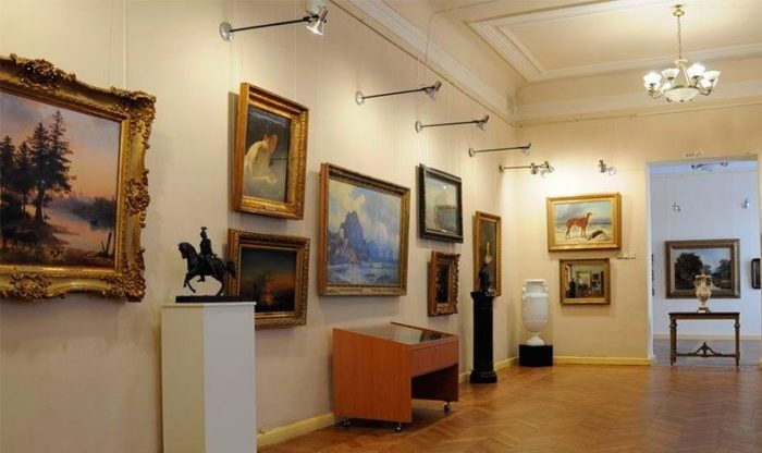 Викрадені росіянами з Херсона музейні експонати лежать у Криму, бо їх не можуть каталогізувати без комп’ютерів