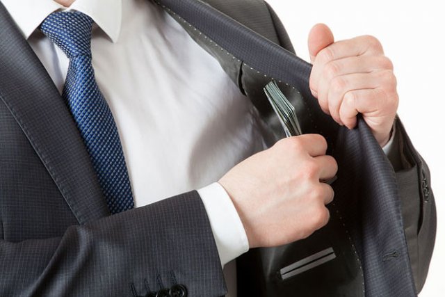 Чиновникам в Україні перекроїли зарплати, почалася велика чистка вакансій