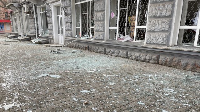 Військові РФ обстріляли мікрорайон Корабел у Херсоні: поранений чоловік