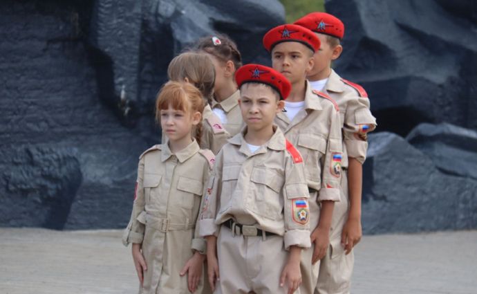 Пропаганда війни серед школярів: тотальну мілітаризацію дітей у РФ і на окупованих територіях обговорили експерти