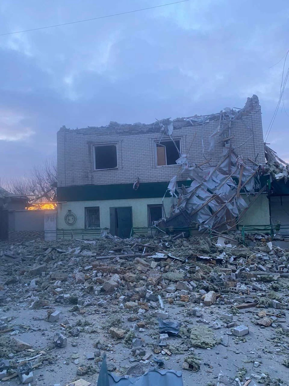 Ворог продовжує скидати авіабомби: у Херсонській ОВА показали наслідки удару по Бериславу