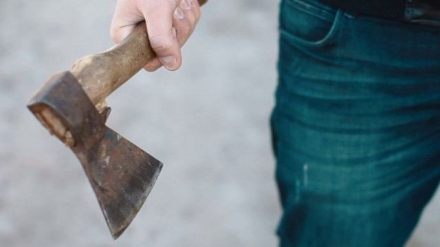 Бериславські поліцейські затримали чоловіка, який сокирою вбив знайомого