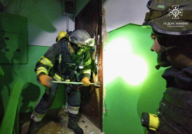 Сьогодні в Херсоні через обстріли горіли дві квартири у багатоповерхівках