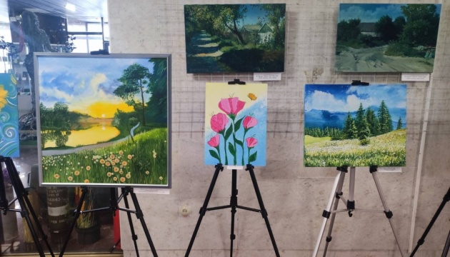 На Київщині відкрили виставку картин херсонських художників, які пережили окупацію