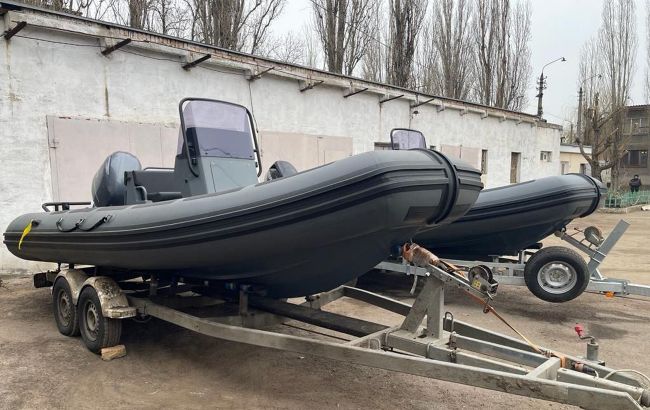 Волонтери передали прикордонникам у Херсонській області два десантні човни