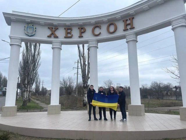 Як у Херсоні діти навчаються та розважаються під щоденними обстрілами Росії
